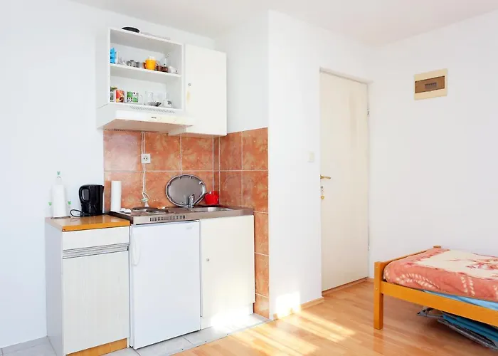 Apartman With Parking Space - 18145 Makarska