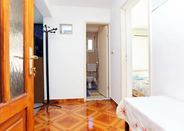 Apartman With Parking Space - 18145 Makarska