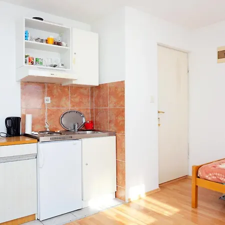 Διαμέρισμα With Parking Space - 18145 Μακάρσκα